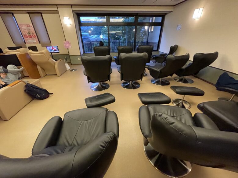 Lounge with sofas and recliners