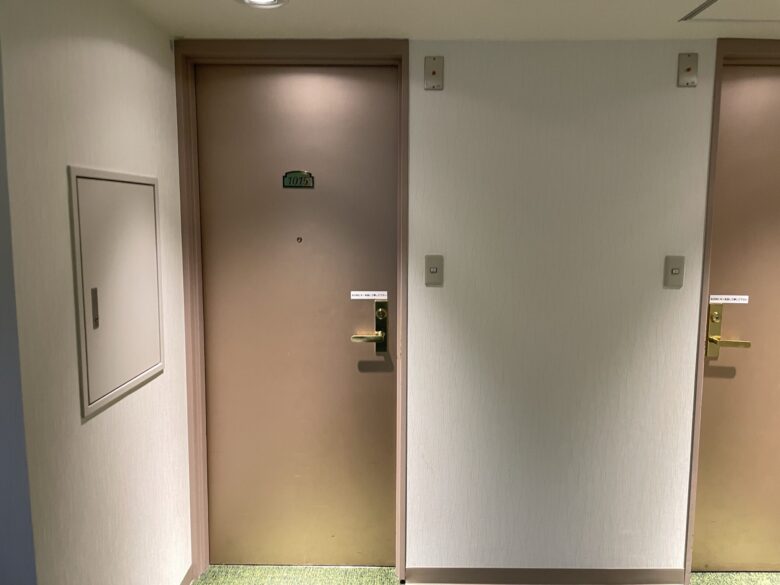 Room door with automatic lock