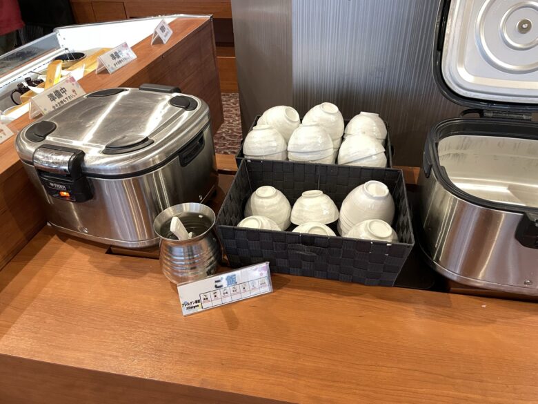 Breakfast buffet dishes