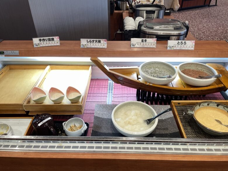 Breakfast buffet dishes