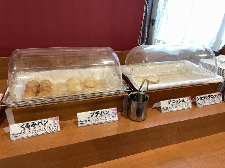 Breakfast buffet dishes