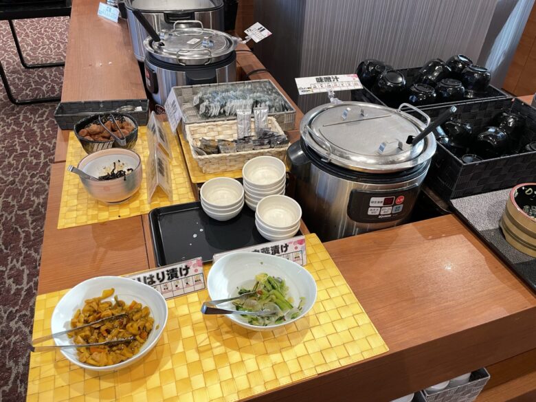 Breakfast buffet dishes