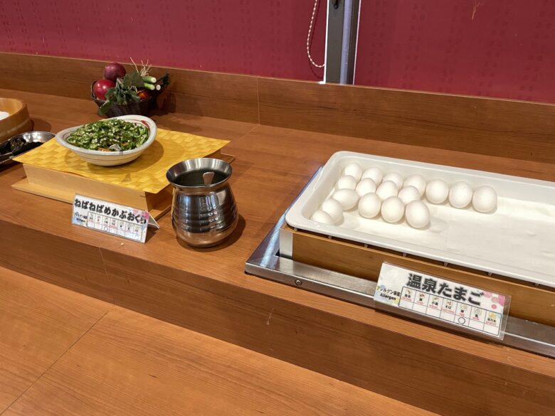 Breakfast buffet dishes
