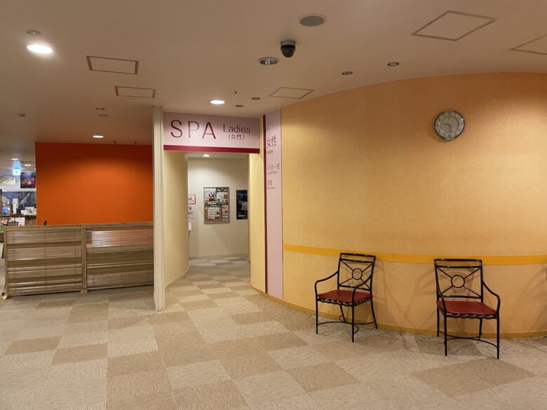 Seating area in front of the women's bath