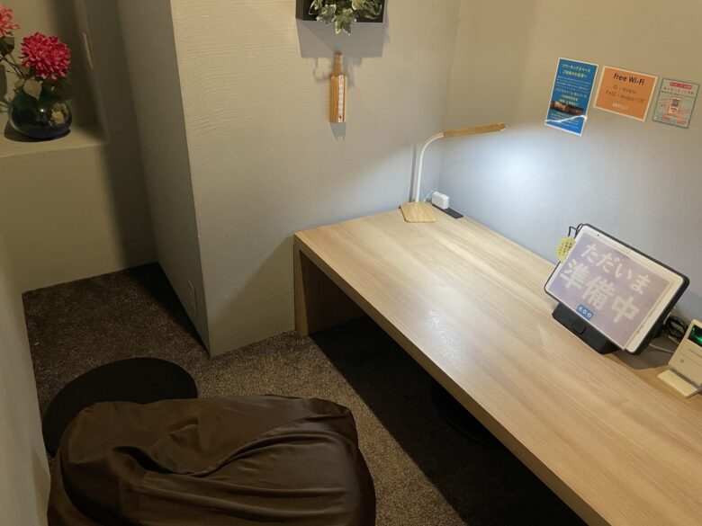 Semi-private lounging booth