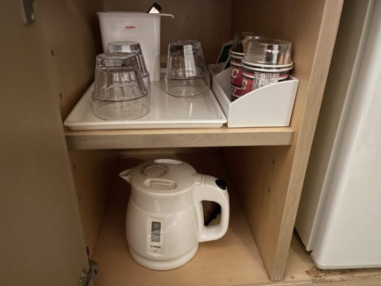 Electric kettle and instant coffee
