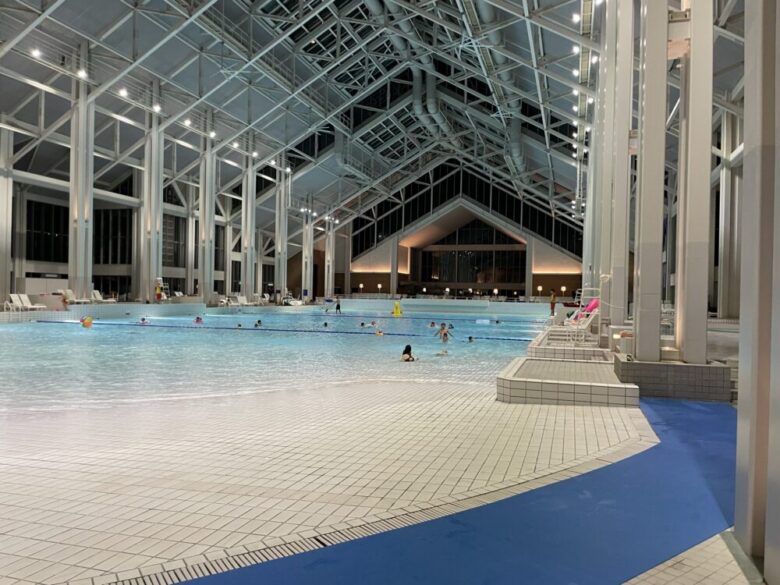 Indoor wave pool