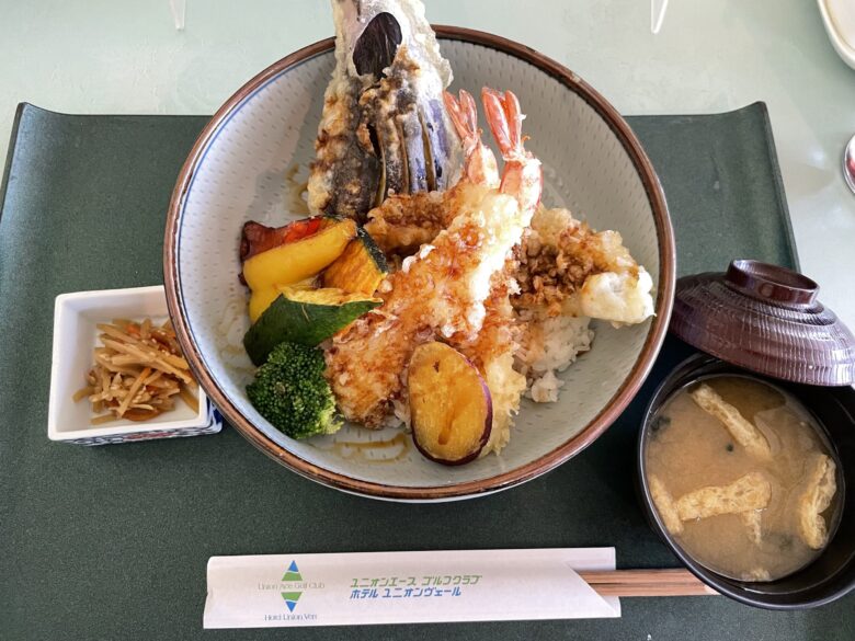 Tempura rice bowl set with vegetables