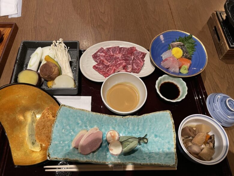 お造りと陶板焼きが並ぶ和食レストラン あさ日の会席料理