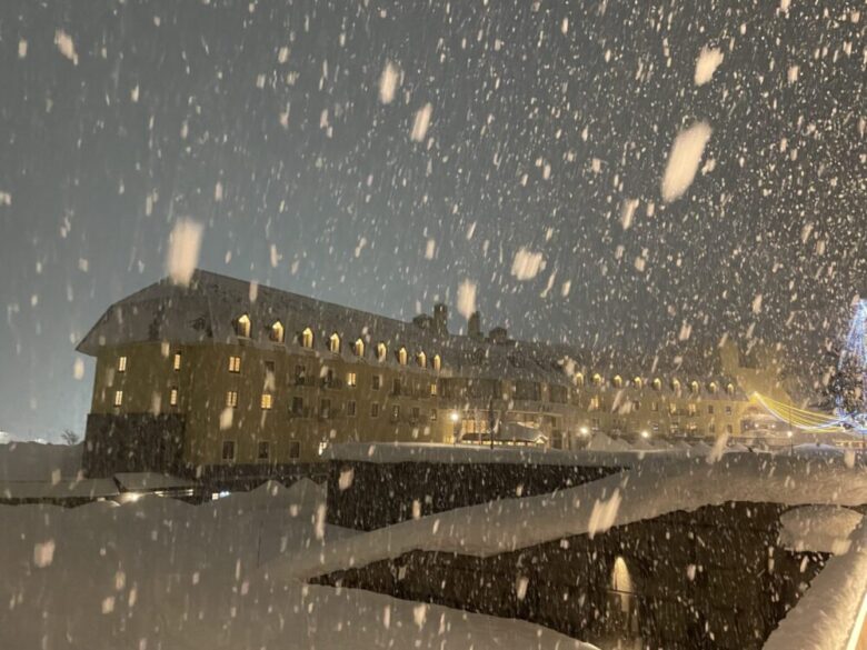 雪が舞う夜のロッテアライリゾートの建物
