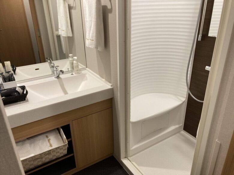 Dormy Inn PREMIUM Nagasaki Ekimae: Washbasin & Shower Room (1)