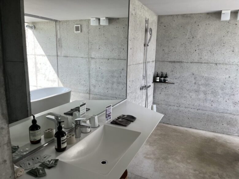 Denpaku The Beachfront MIJORA: Washbasin, Bathroom & Toilet (1)