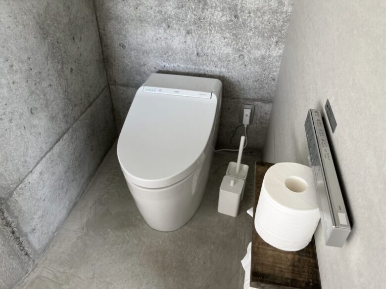 Denpaku The Beachfront MIJORA: Washbasin, Bathroom & Toilet (7)