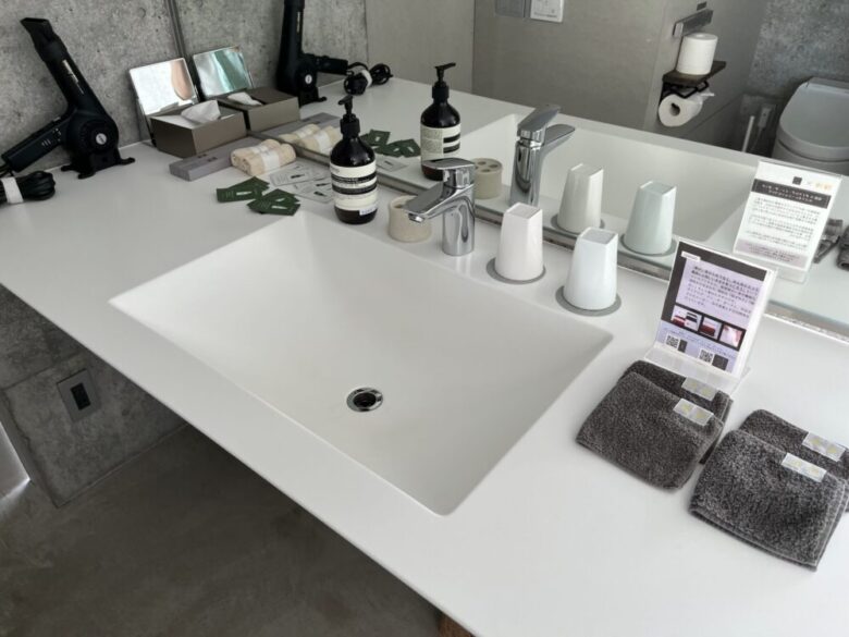 Denpaku The Beachfront MIJORA: Washbasin, Bathroom & Toilet (2)