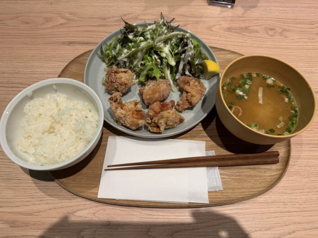 FLOBA（フローバ）のから揚げ定食