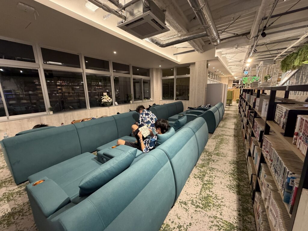 RAKU SPA Station武蔵小金井 ラウンジ