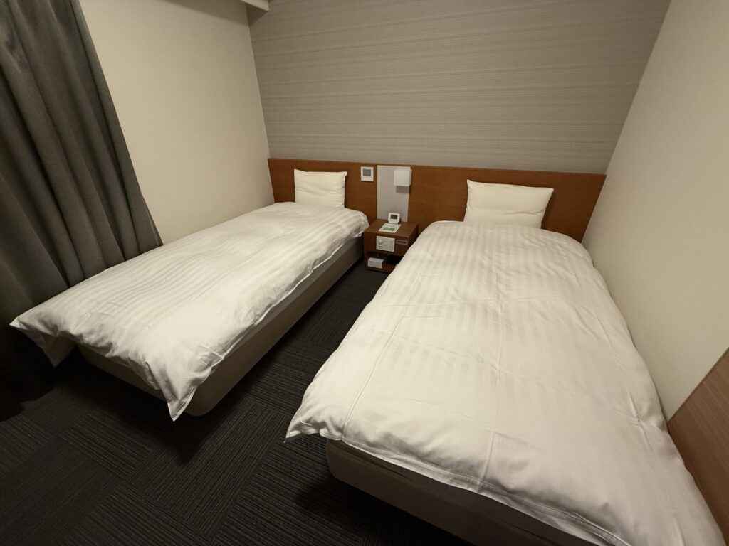 ドーミーイン高崎 ツインルームの清潔な客室インテリア
