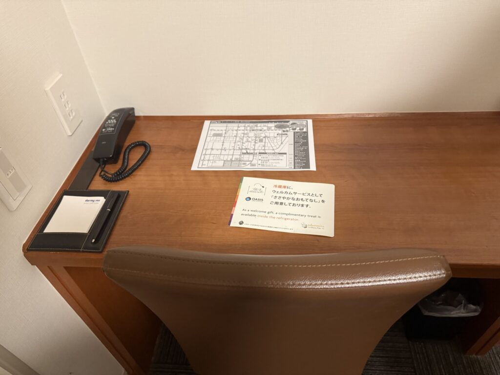 ドーミーイン高崎 仕事がしやすい客室デスクとテレビモニター