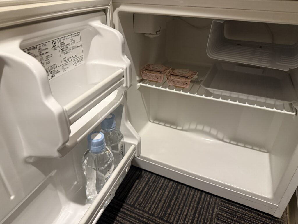 ドーミーイン高崎 客室冷蔵庫のウェルカムスイーツとミネラルウォーター