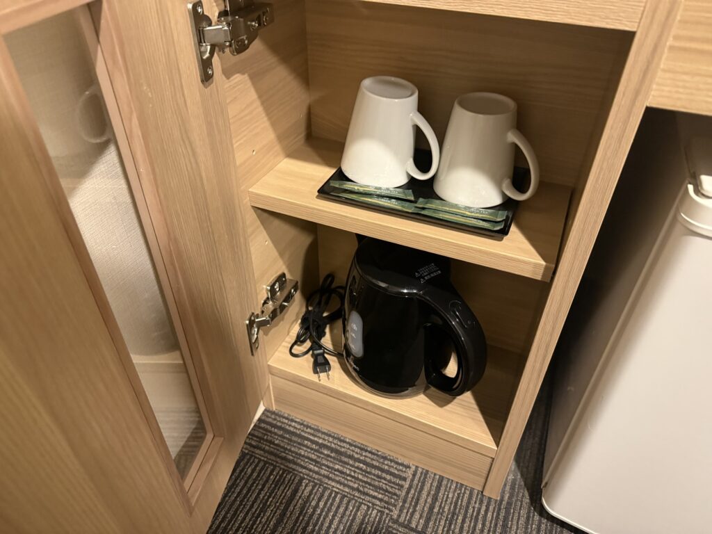 ドーミーイン高崎 客室の電気ケトルとお茶・カップセット