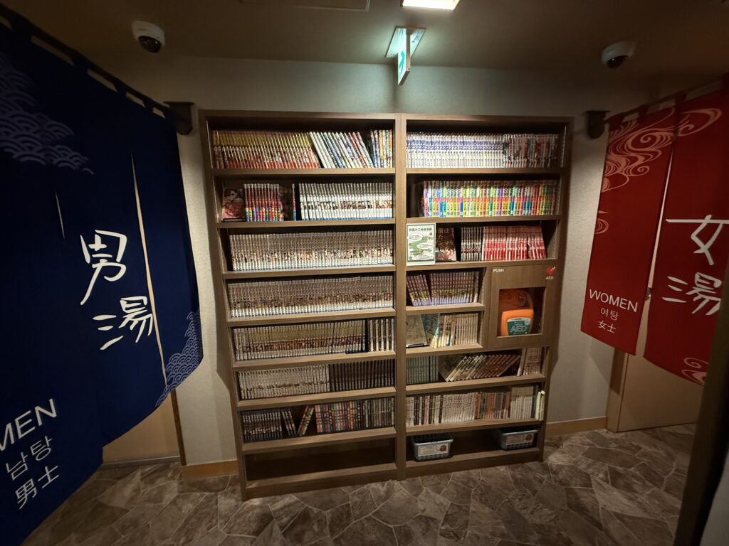 ドーミーイン高崎 湯上がり処の充実したマンガ・コミックコーナー