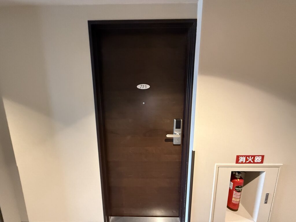 ドーミーイン高崎 客室715号室の入り口ドアとカードキーリーダー