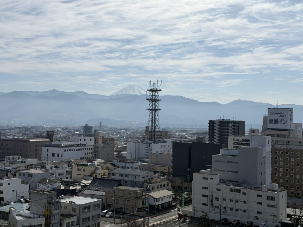 舞鶴城公園の天文台から見た富士山