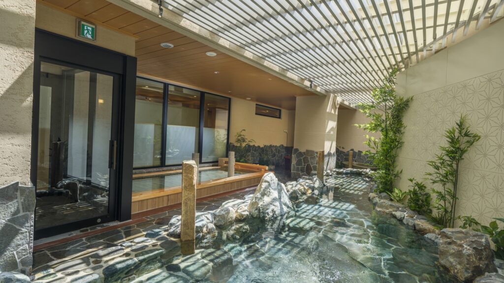 ラビスタ熱海テラスの大浴場露天（和モダンな格子窓の風景）