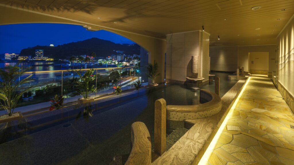 ラビスタ熱海テラスの展望露天風呂から望む熱海の夜景とネオン