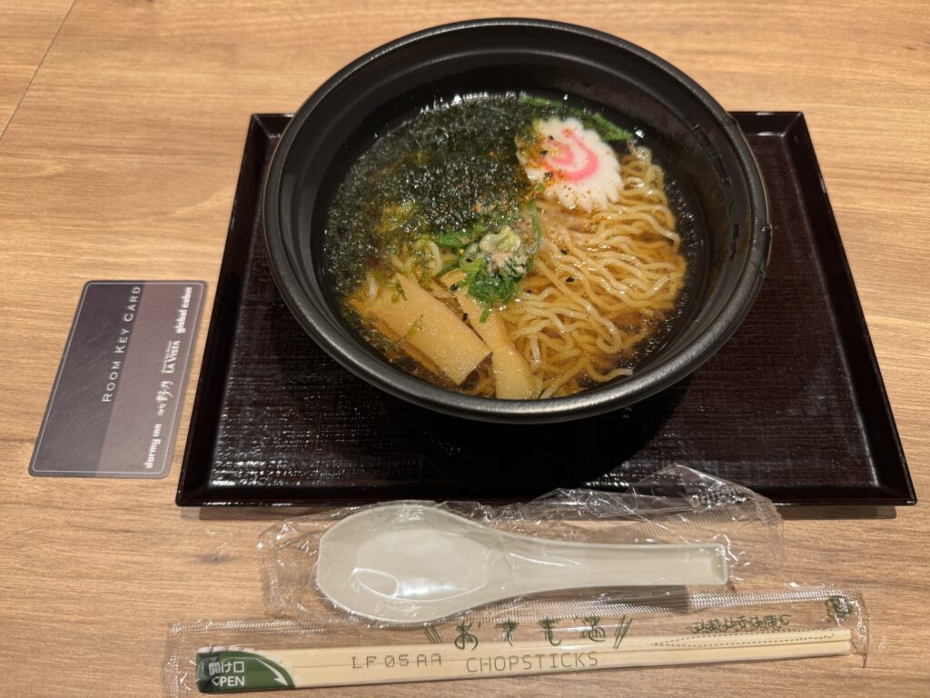 ドーミーイン名物の夜鳴きそば。岩のりとメンマがのった醤油ラーメン