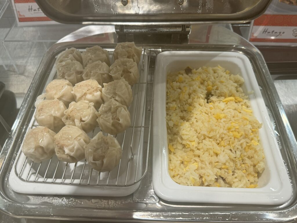 ボリューム満点の焼売とパラパラのチャーハンが並ぶ中華コーナー