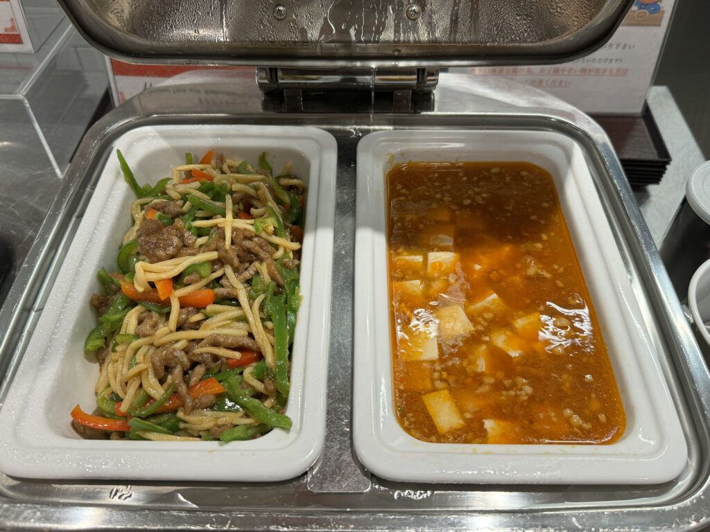 温かい状態で提供される朝食の青椒肉絲（チンジャオロース）と麻婆豆腐