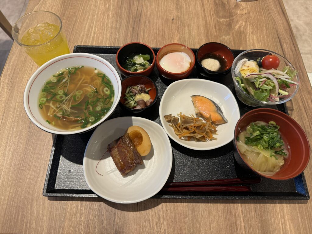 あさり潮そば、角煮、焼き鮭、サラダなど種類豊富な朝食バイキングの全景