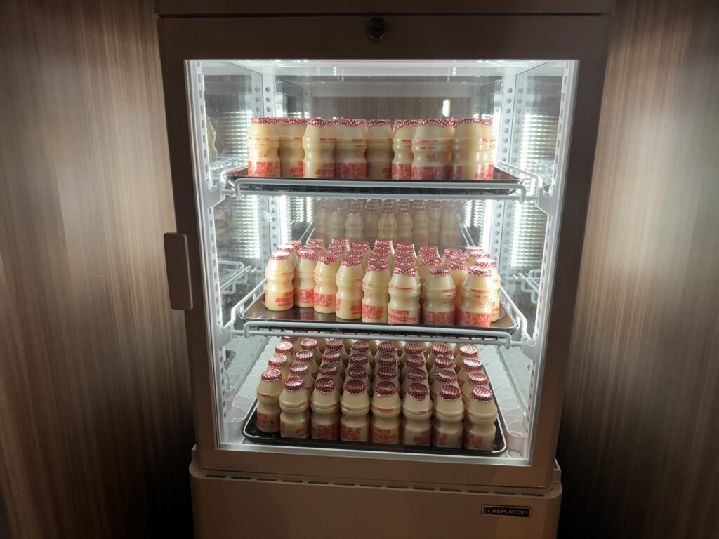 冷蔵庫にずらりと並んだ朝食サービスの無料乳酸菌飲料