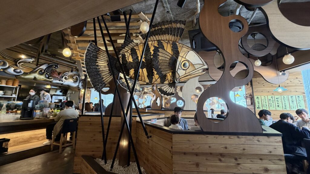 魚のオブジェが飾られた活気ある店内の様子