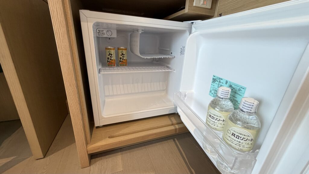 ラビスタ熱海テラスの客室冷蔵庫内の無料サービス（みかんドリンク・富士山の天然水）