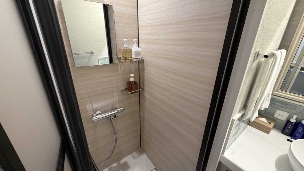 ラビスタ熱海テラスの客室シャワーブース（木目調デザイン）