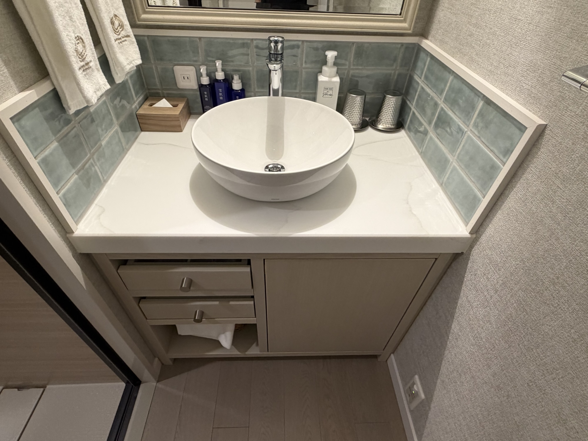 ラビスタ熱海テラスの客室洗面スペースとブルーグリーンのタイル装飾