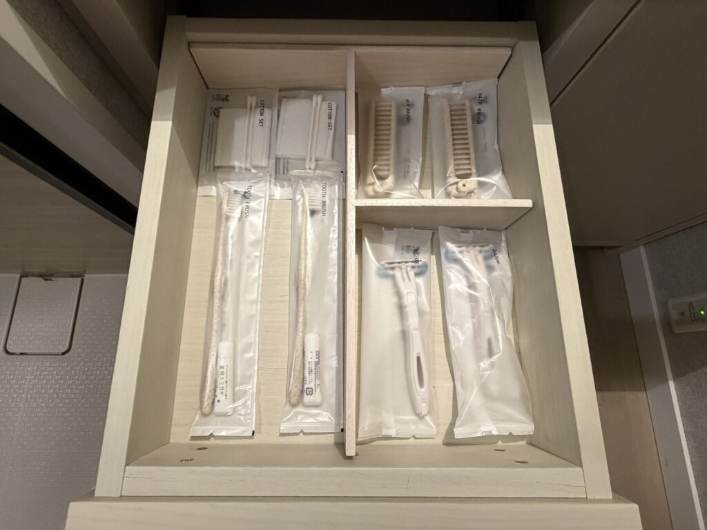 ラビスタ熱海テラスの客室アメニティ一式（引き出し収納）