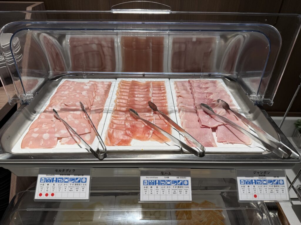 ラビスタ熱海テラスの朝食バイキング。モルタディラ、生ハム、ジャンボンの3種類のコールドカット