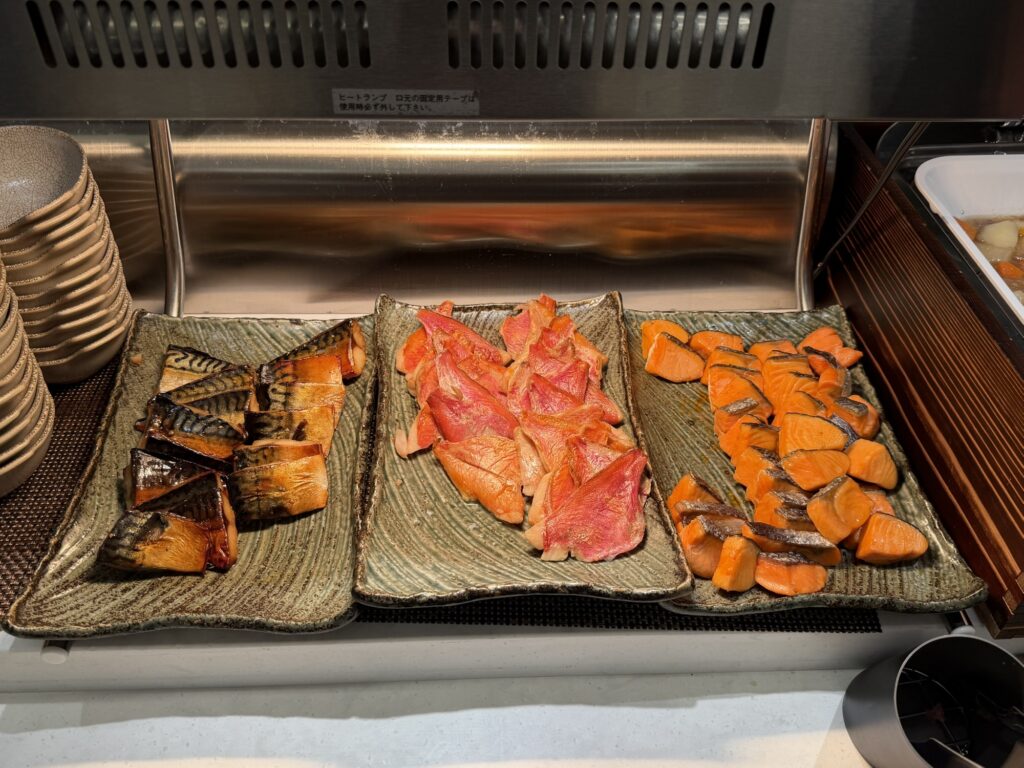 ラビスタ熱海テラスの朝食バイキング。金目鯛、塩サケ、鰺の三種類の焼き魚