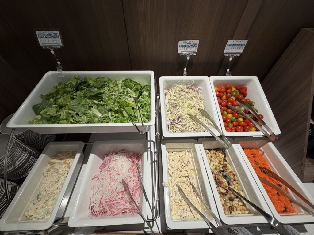 ラビスタ熱海テラスの朝食バイキング・サラダコーナー。レタス、ミニトマト、マカロニサラダ、キャロットラペなど豊富なラインナップ