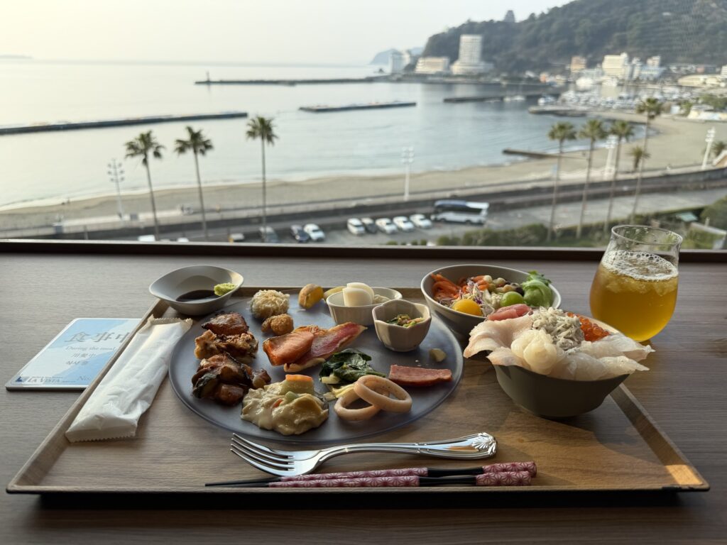 ラビスタ熱海テラスの窓側カウンター席で楽しむ絶景朝食ビュッフェ