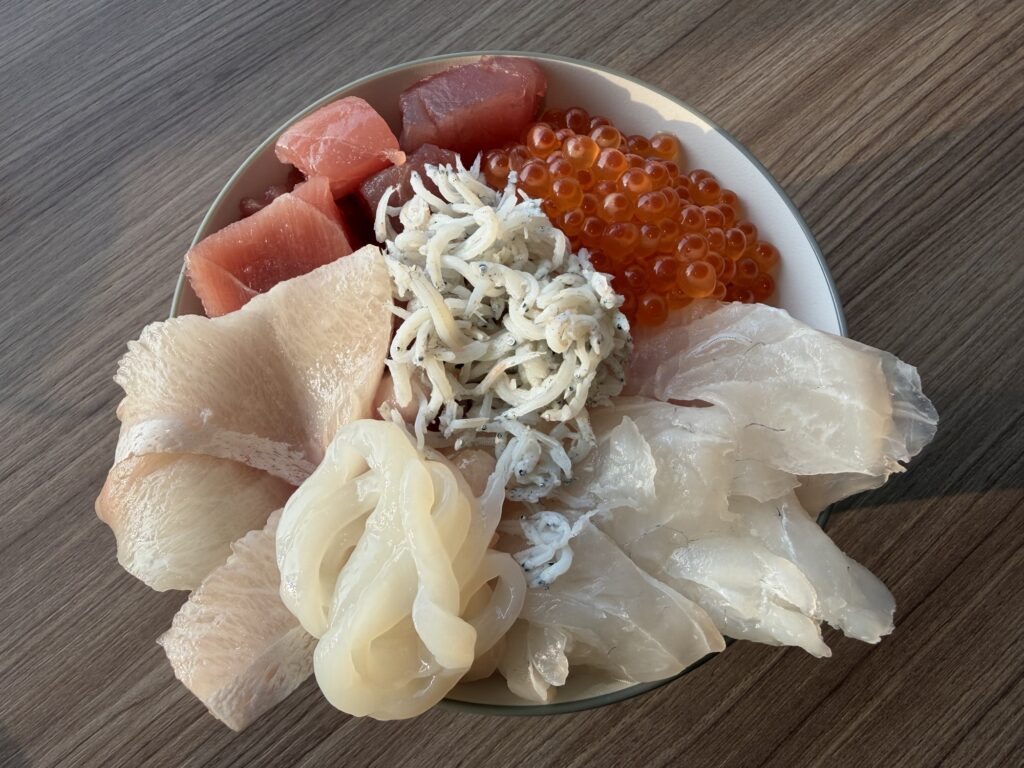 ラビスタ熱海テラスの朝食で自作したいくらとしらす盛り放題の海鮮丼