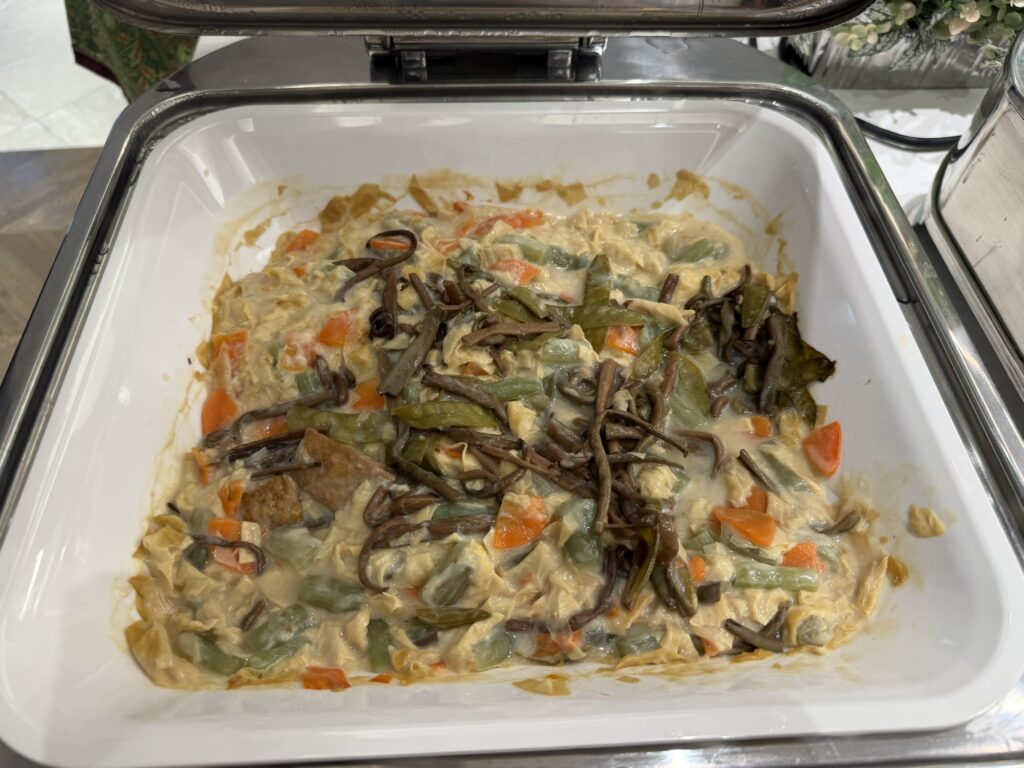 ラビスタ熱海テラスの朝食バイキング。出汁が染みた湯葉と蕗の煮物