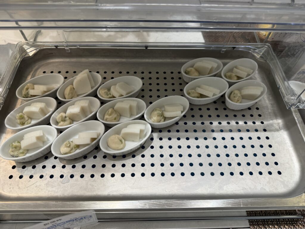 ラビスタ熱海テラスの朝食バイキング。わさび漬けが添えられた、伊豆・小田原名産の板蒲鉾