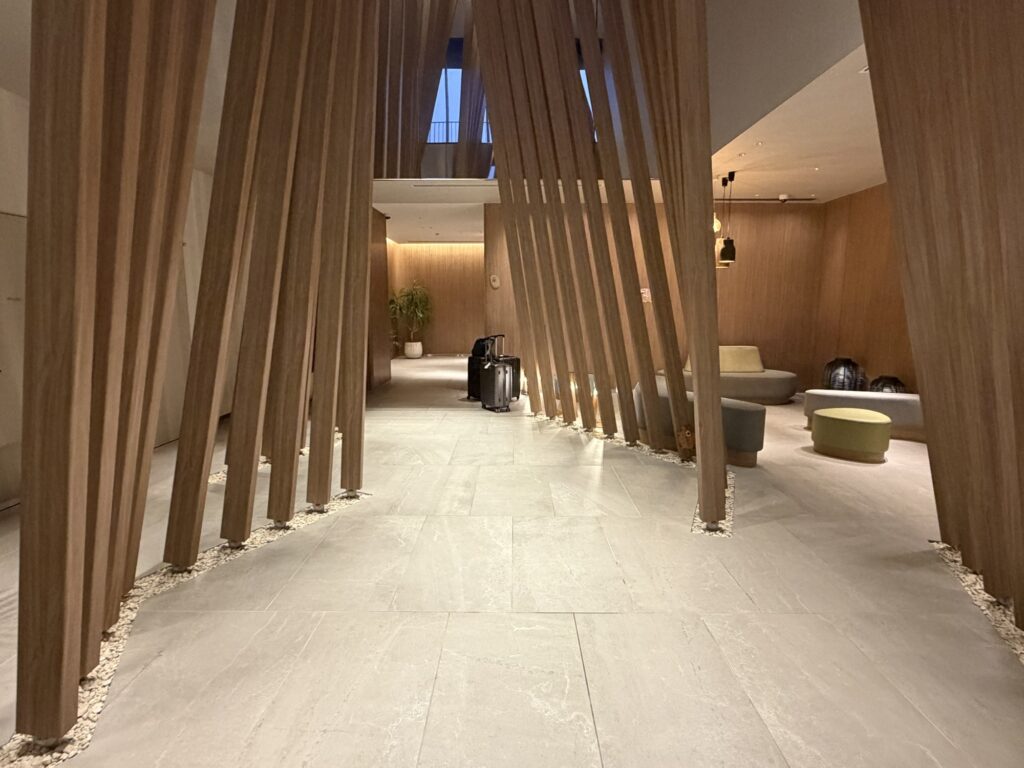 木のスリットが並ぶ館内廊下