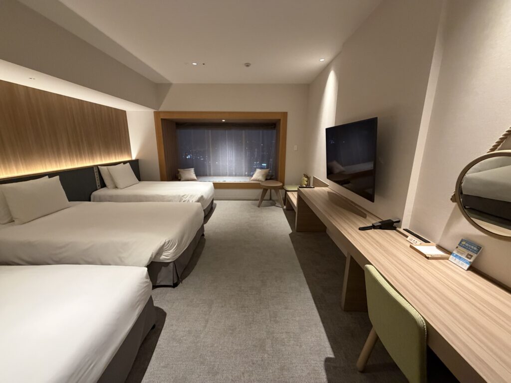 ツインベッドとテレビが見える客室