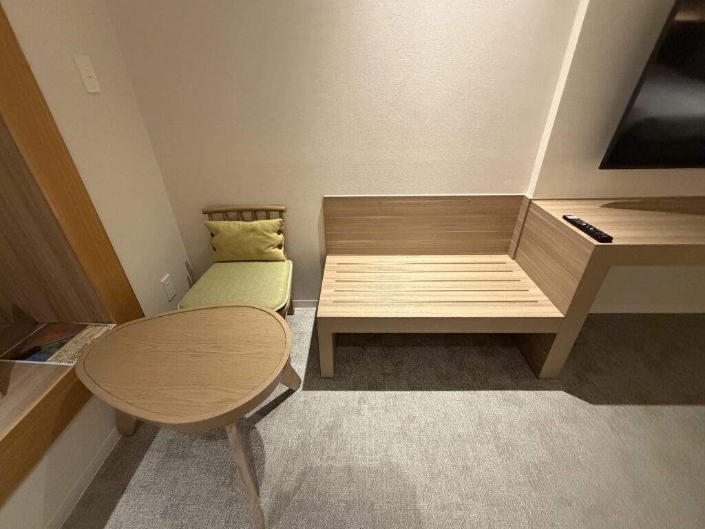 畳小上りスペースと丸鏡