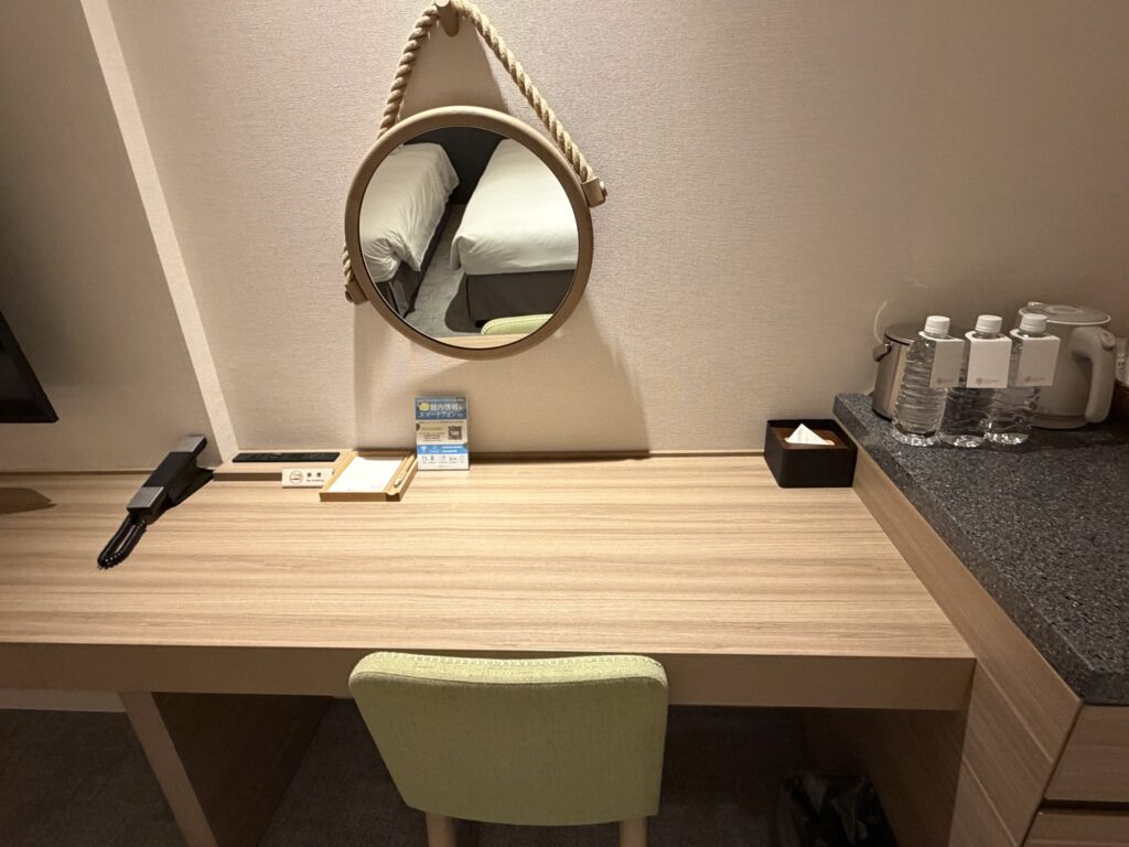 客室内の丸い鏡